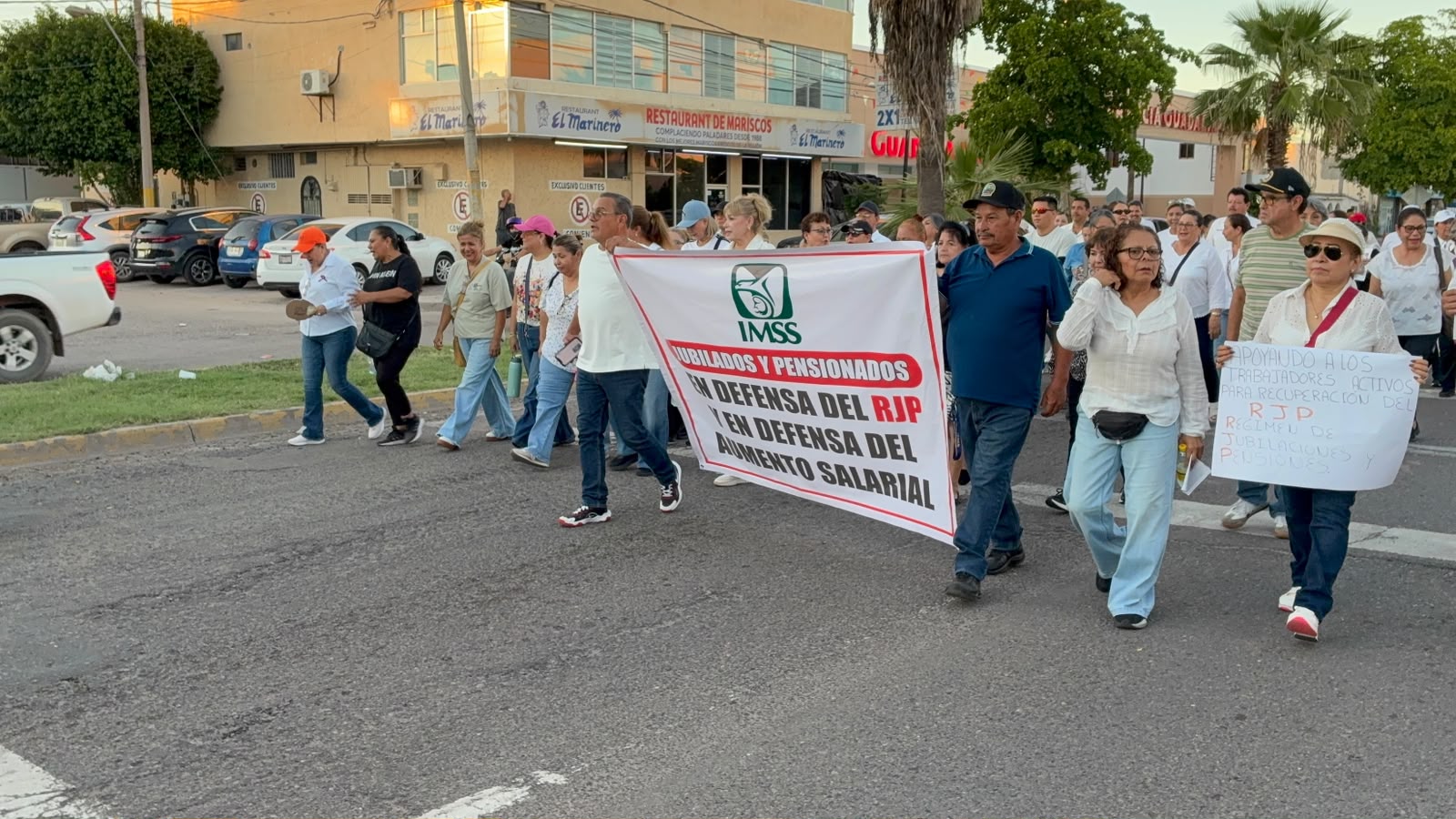 Marcha del personal del IMSS en Los Mochis