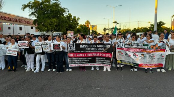 Personal del IMSS Los Mochis se manifiesta; exigen mejores salarios e insumos