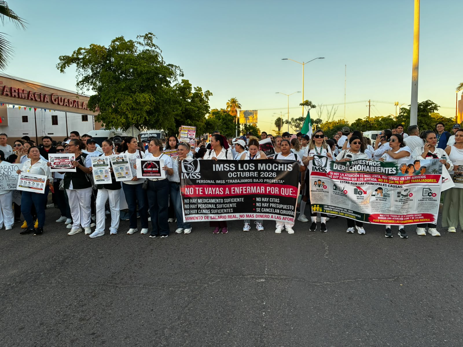 Marcha del personal del IMSS en Los Mochis