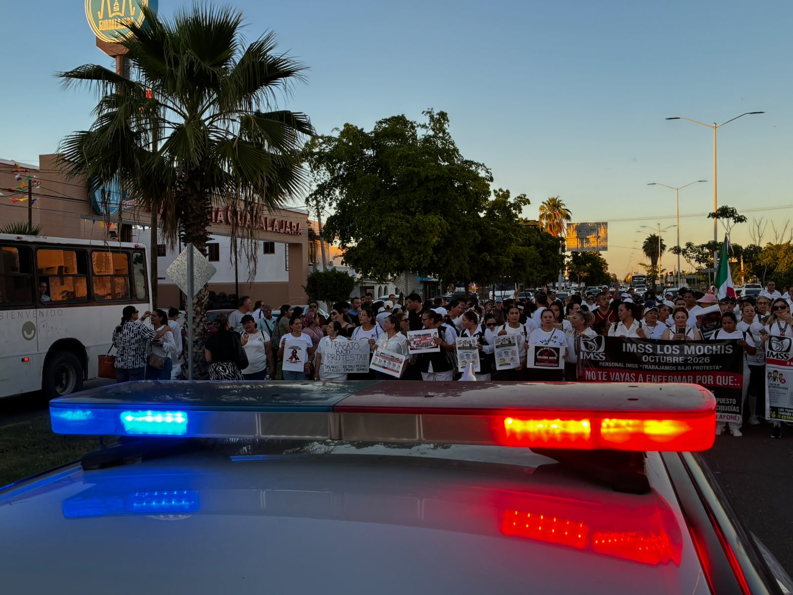 Marcha del personal del IMSS en Los Mochis