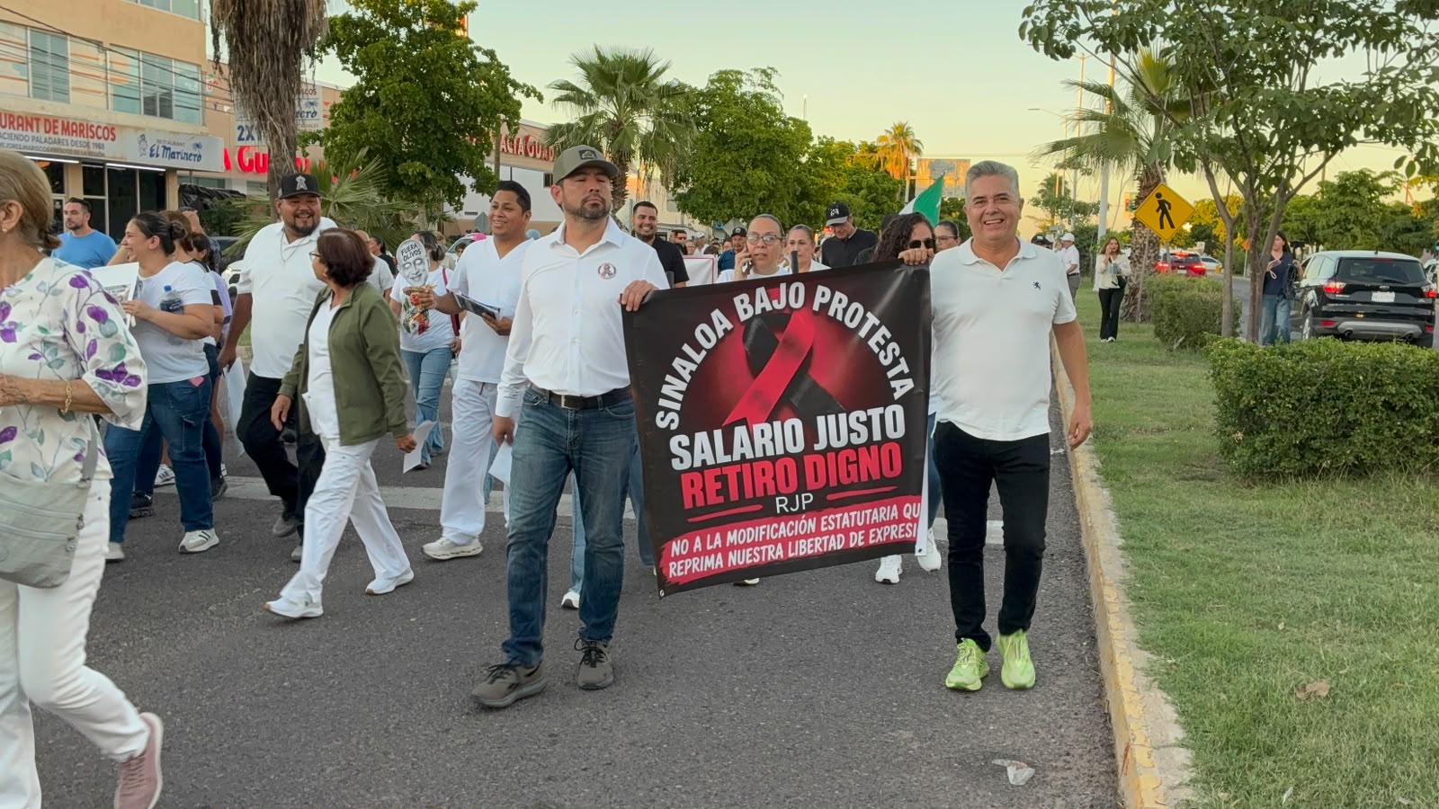 Marcha del personal del IMSS en Los Mochis