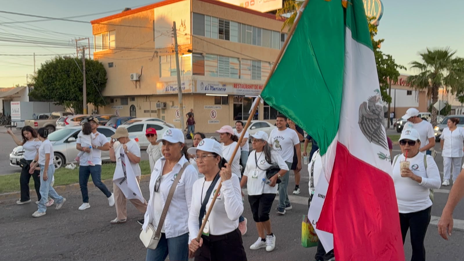 Marcha del personal del IMSS en Los Mochis