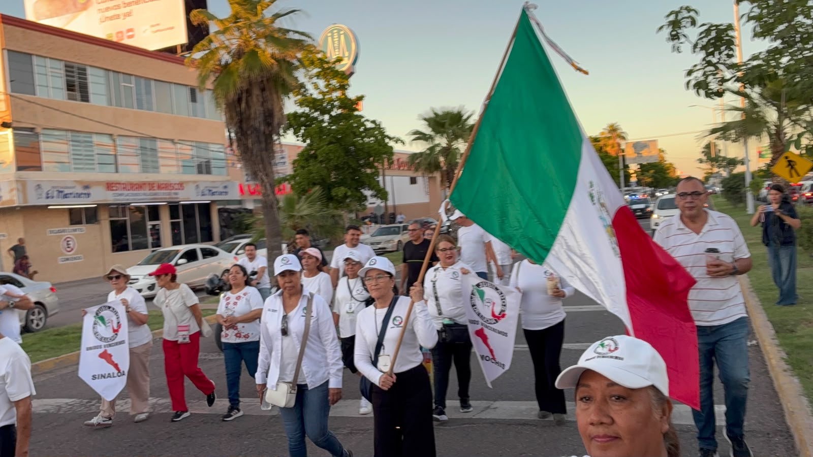 Marcha del personal del IMSS en Los Mochis