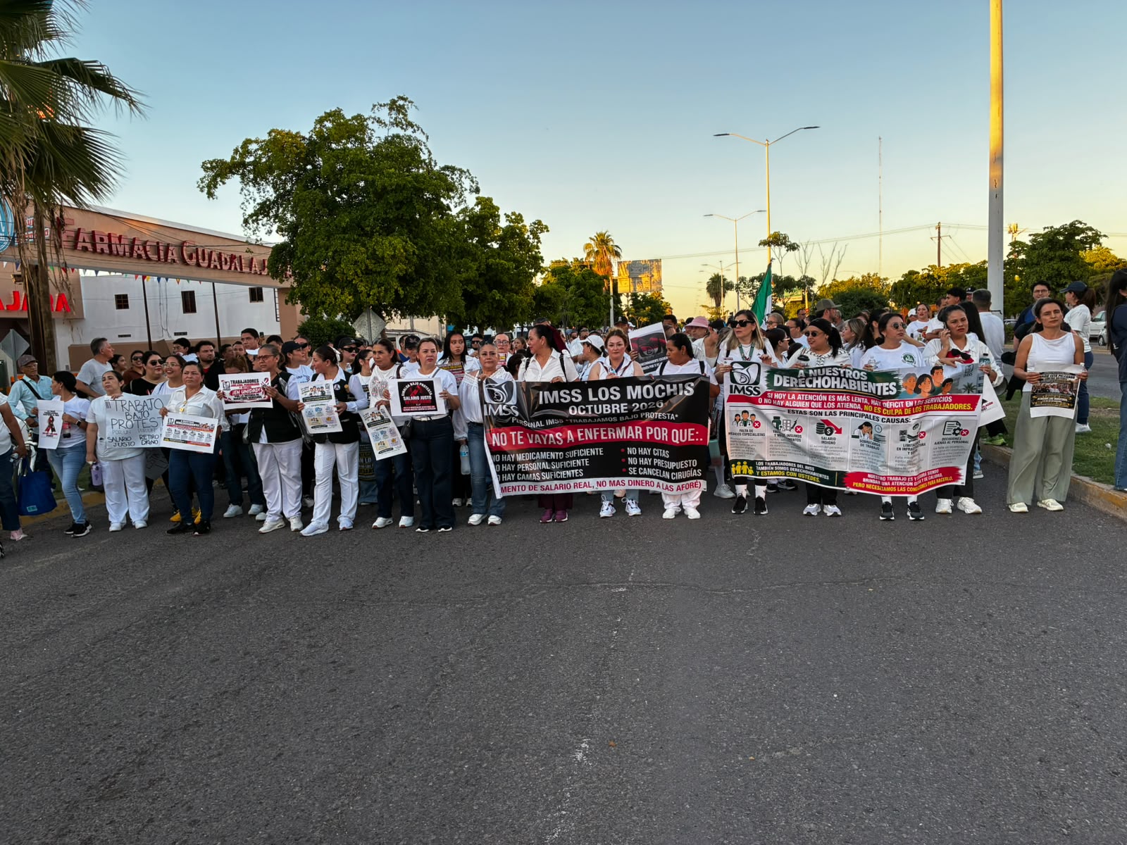 Marcha del personal del IMSS en Los Mochis