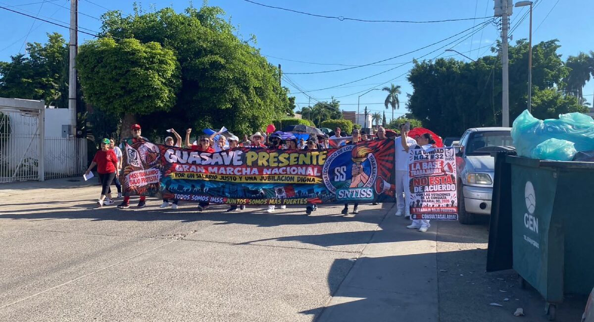 Marchan trabajadores del IMSS en Guasave; exigen aumento salarial justo y mejores condiciones laborales