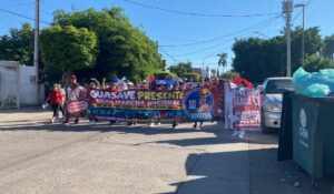 Marchan trabajadores del IMSS en Guasave; exigen aumento salarial justo y mejores condiciones laborales