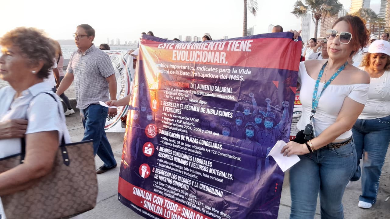 Marchan trabajadores del IMSS en Mazatlán