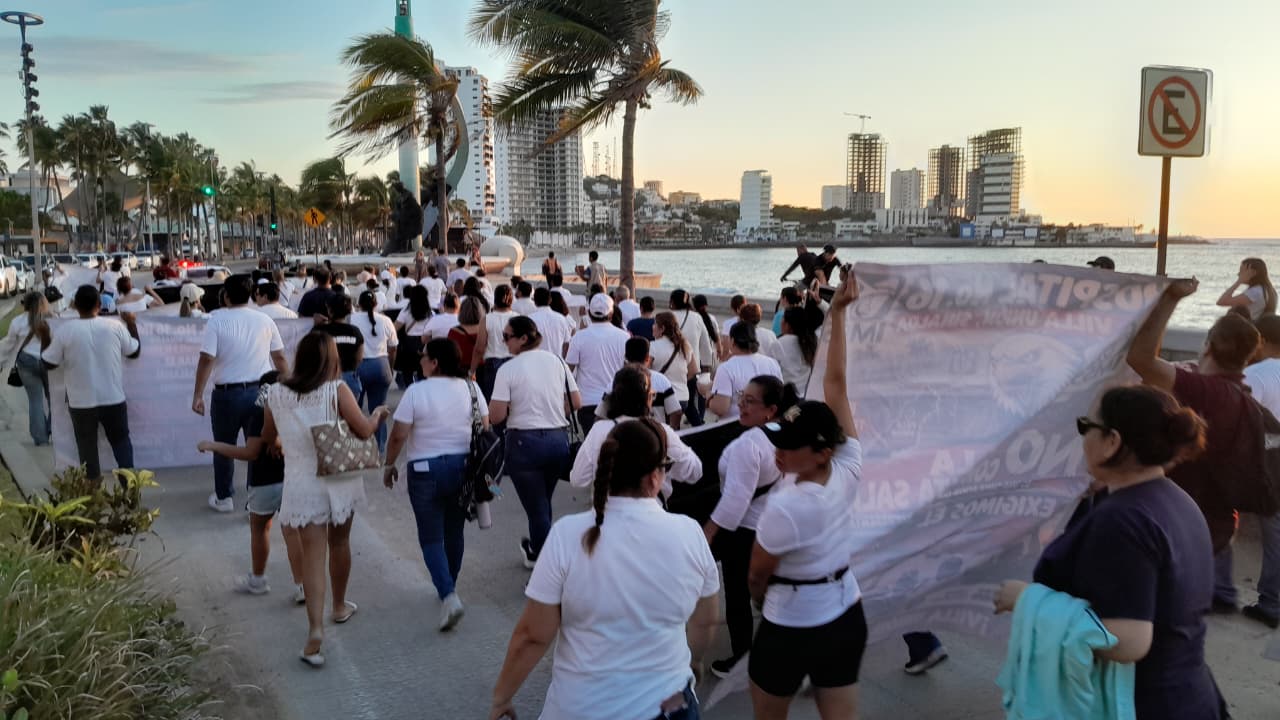 Marchan trabajadores del IMSS en Mazatlán