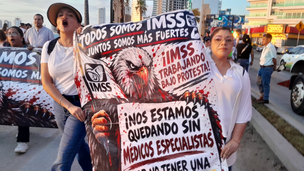 Marchan trabajadores del IMSS en Mazatlán