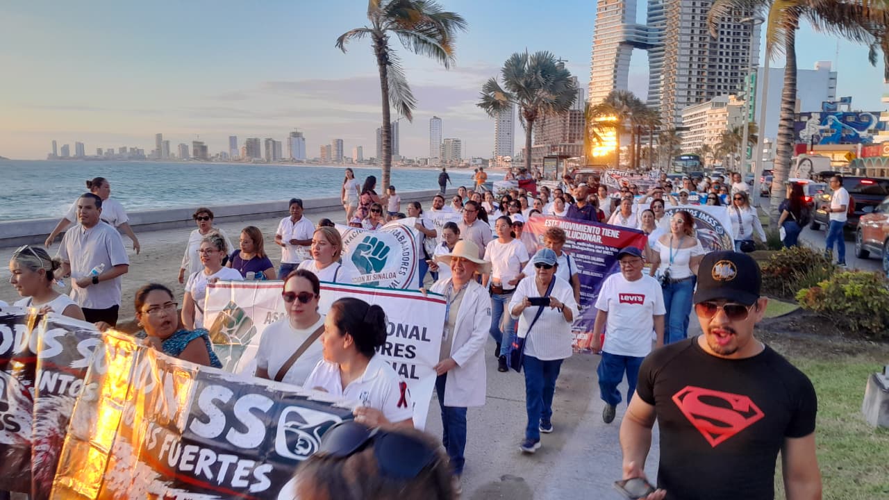 Marchan trabajadores del IMSS en Mazatlán