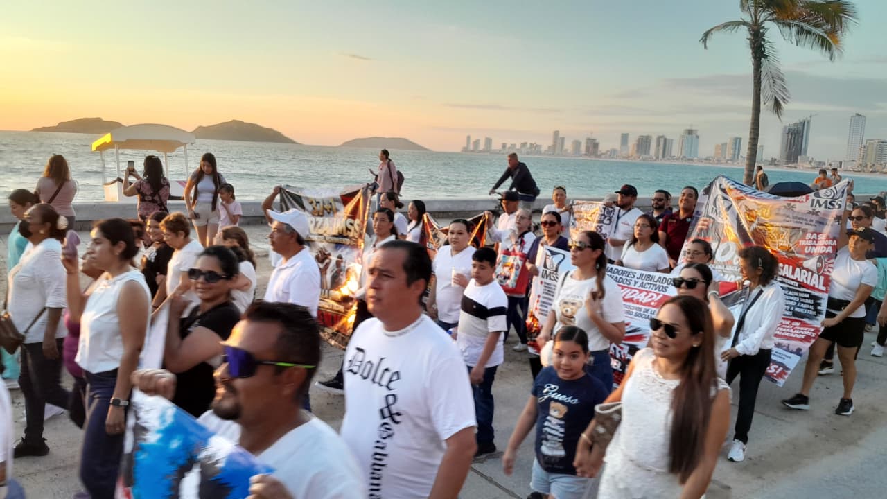 Marchan trabajadores del IMSS en Mazatlán