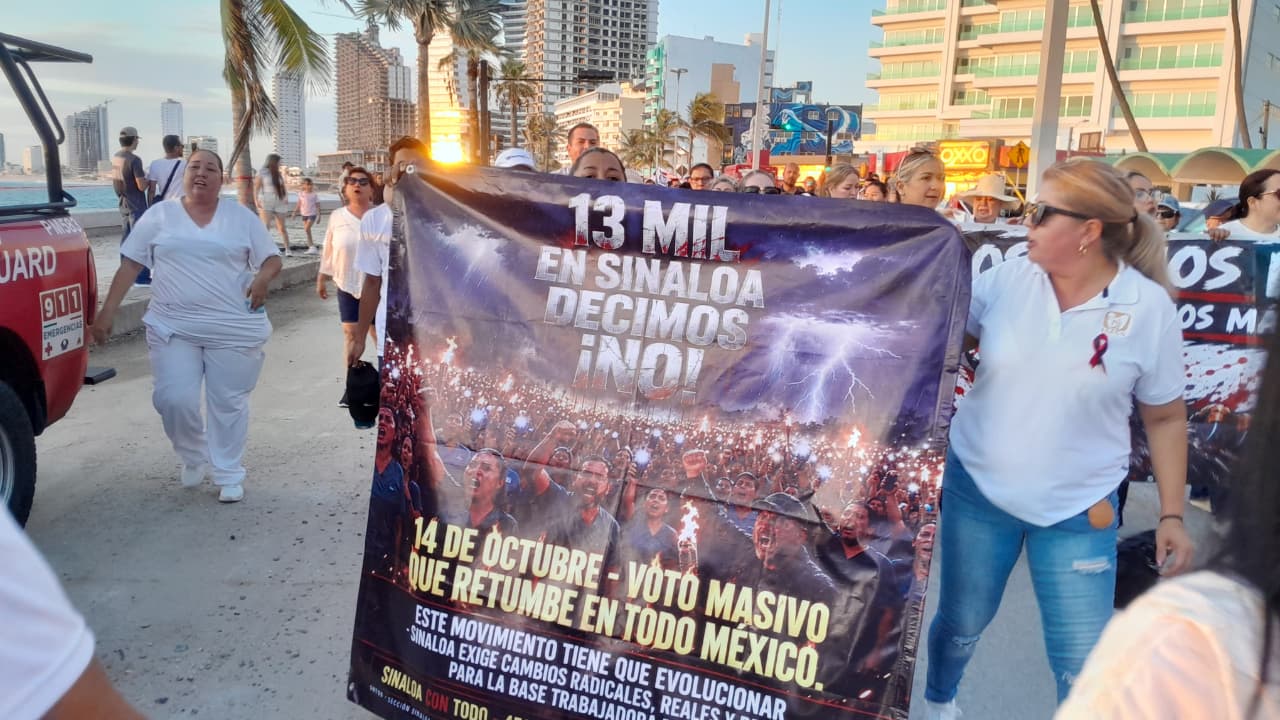 Marchan trabajadores del IMSS en Mazatlán