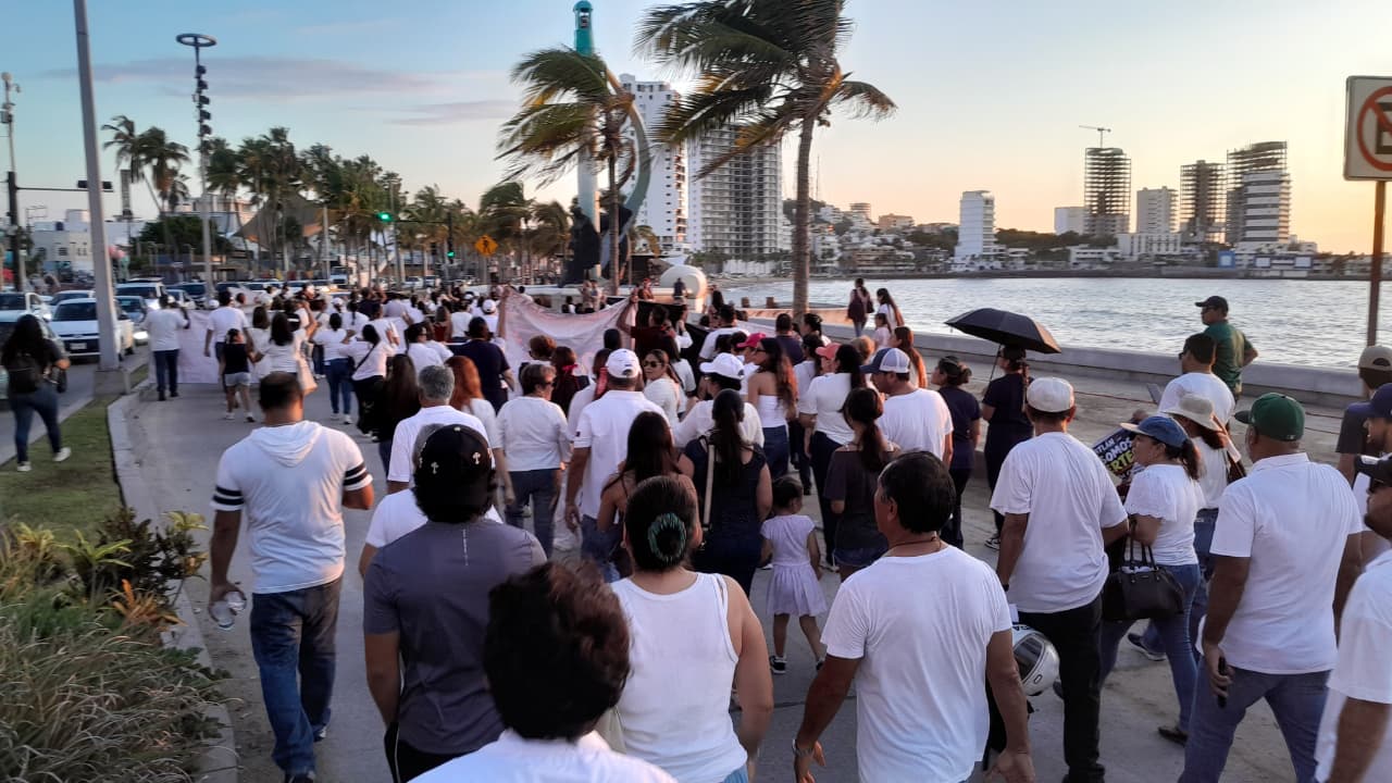 Marchan trabajadores del IMSS en Mazatlán