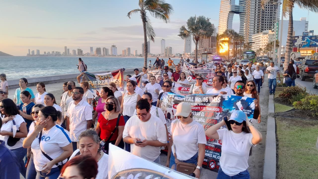 Marchan trabajadores del IMSS en Mazatlán
