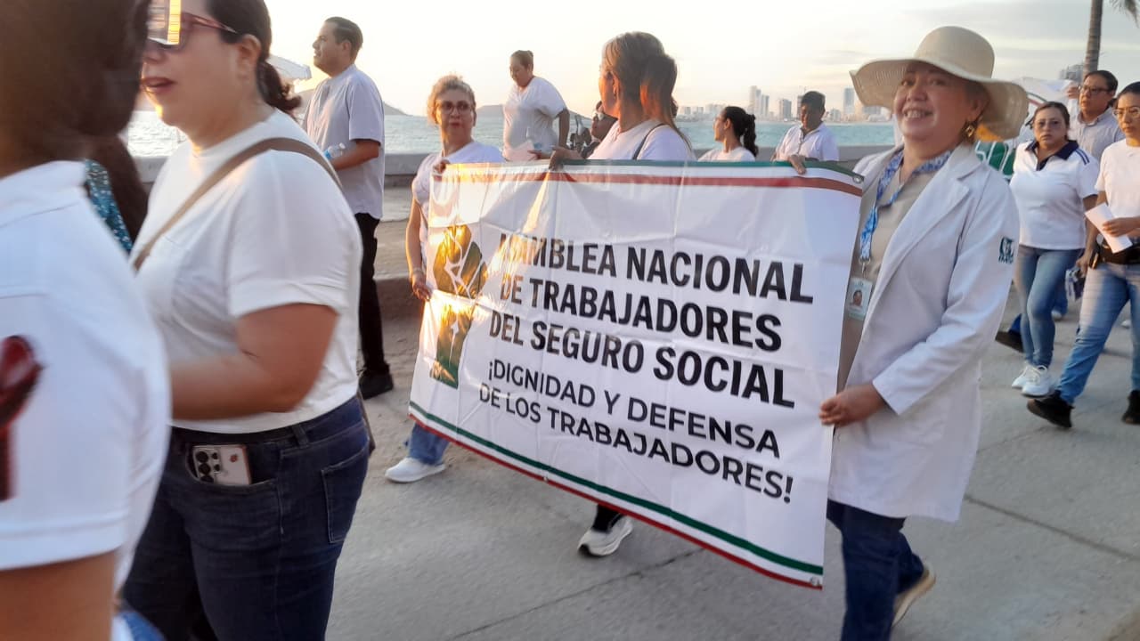 Marchan trabajadores del IMSS en Mazatlán