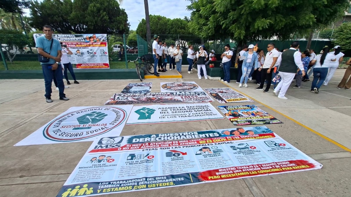 Marchan trabajadores del IMSS en Mazatlán por sus derechos laborales