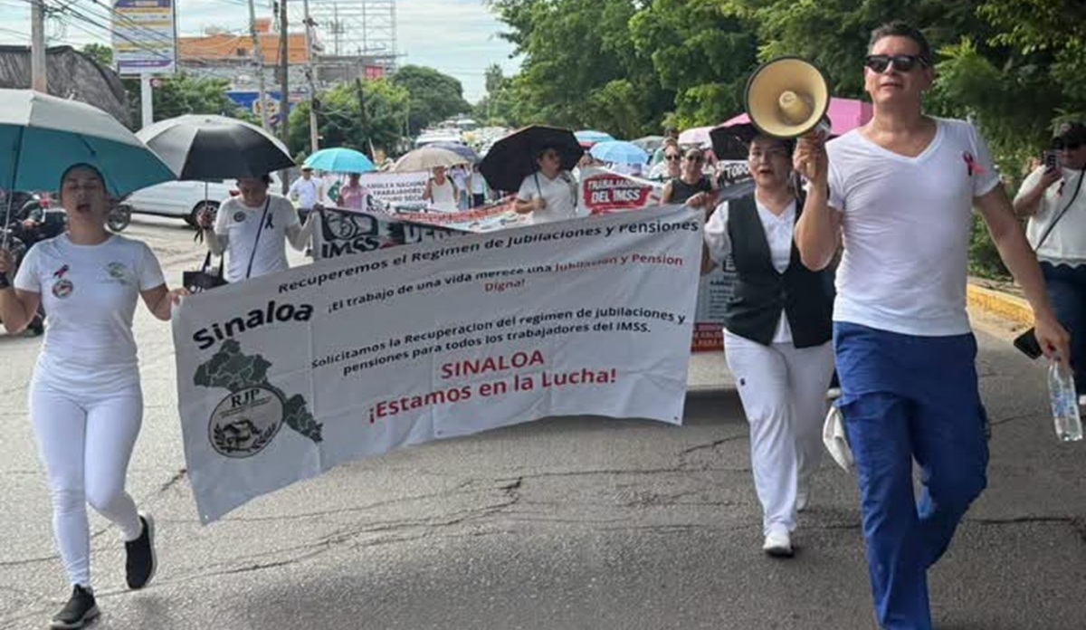 Marchan trabajadores del IMSS en Mazatlán por sus derechos laborales