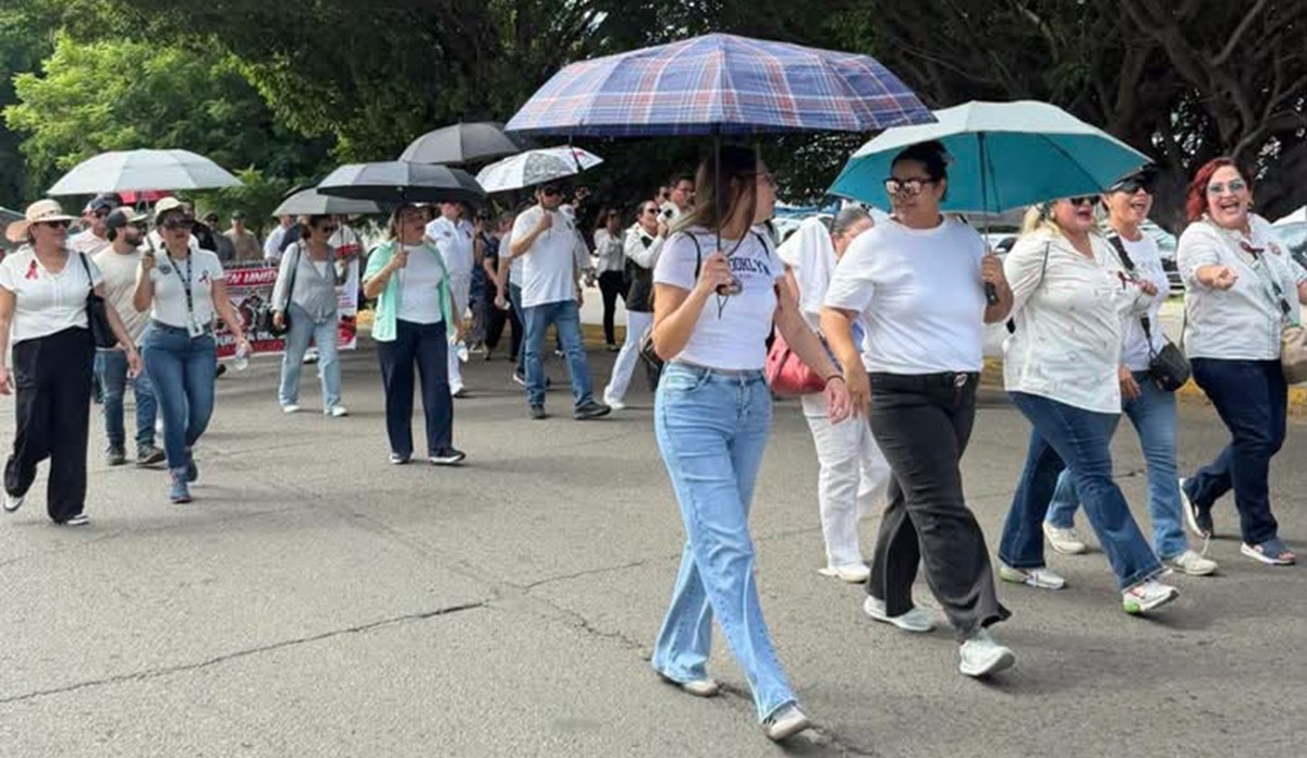 Marchan trabajadores del IMSS en Mazatlán por sus derechos laborales