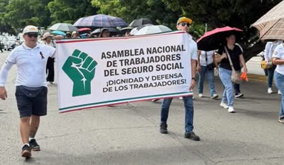 Marchan trabajadores del IMSS en Mazatlán por sus derechos laborales