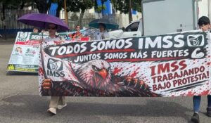 Personal del IMSS en Mazatlán, Sinaloa, se manifiestan en exigencia de sus derechos laborales; estos son los motivos