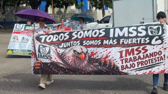 Personal del IMSS en Mazatlán, Sinaloa, se manifiestan en exigencia de sus derechos laborales; estos son los motivos