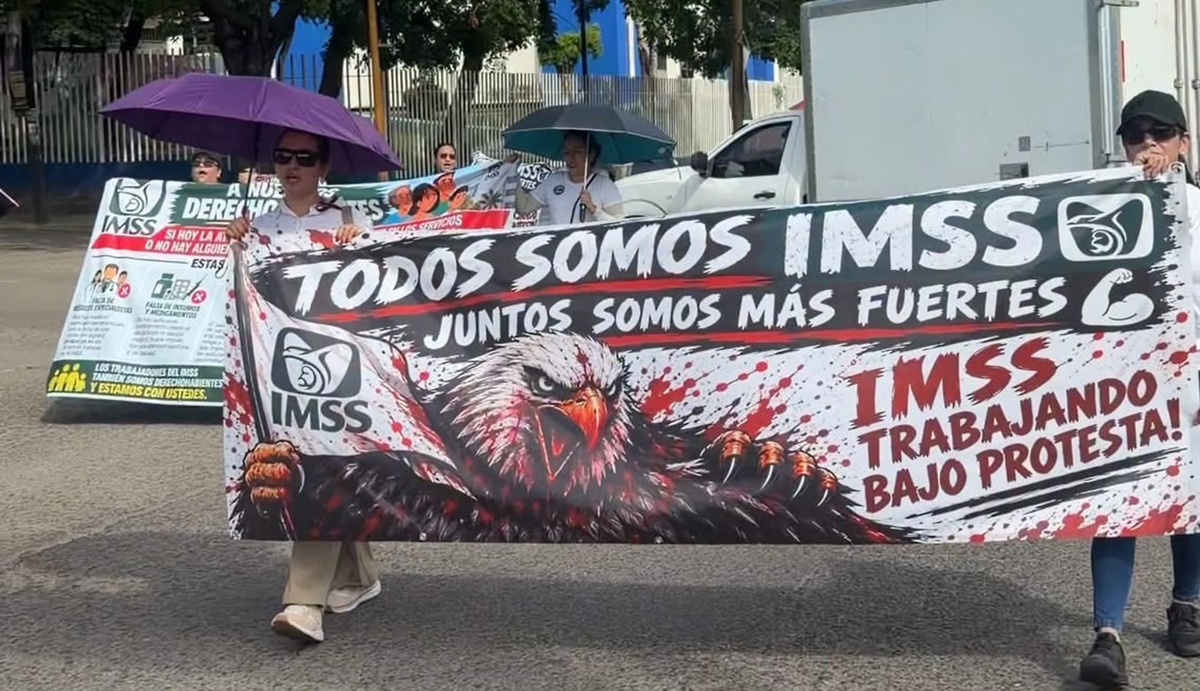Marchan trabajadores del IMSS en Mazatlán por sus derechos laborales