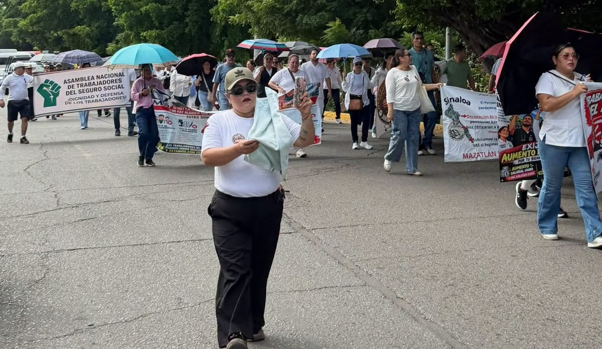Marchan trabajadores del IMSS en Mazatlán por sus derechos laborales