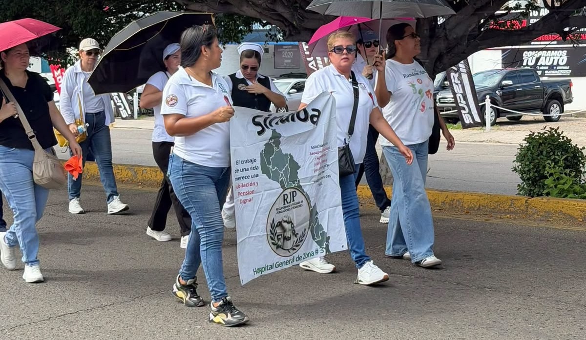 Marchan trabajadores del IMSS en Mazatlán por sus derechos laborales