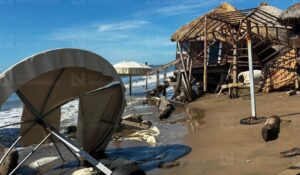 Mareas elevadas derriban vivienda en playa El Maviri, en Ahome; Protección Civil pide no ingresar al mar