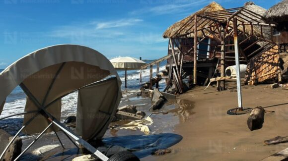Mareas elevadas derriban vivienda en playa El Maviri, en Ahome; Protección Civil pide no ingresar al mar