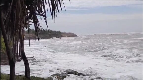 Marejadas intensas y lluvias en Celestino Gasca en Elota paraliza labores de ostioneros