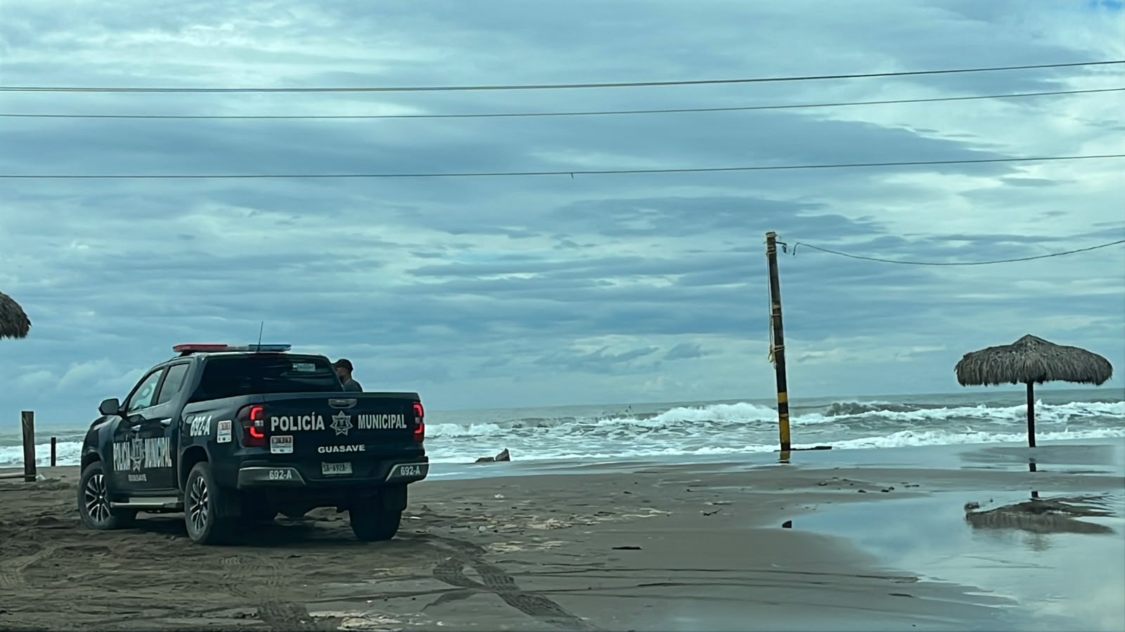 Fuertes marejadas inundan la playa de Las Glorias y alcanzan el bulevar Tiburón
