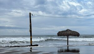 Fuertes marejadas inundan la playa de Las Glorias y alcanzan el bulevar Tiburón, en Guasave, Sinaloa