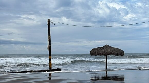 Fuertes marejadas inundan la playa de Las Glorias y alcanzan el bulevar Tiburón, en Guasave, Sinaloa