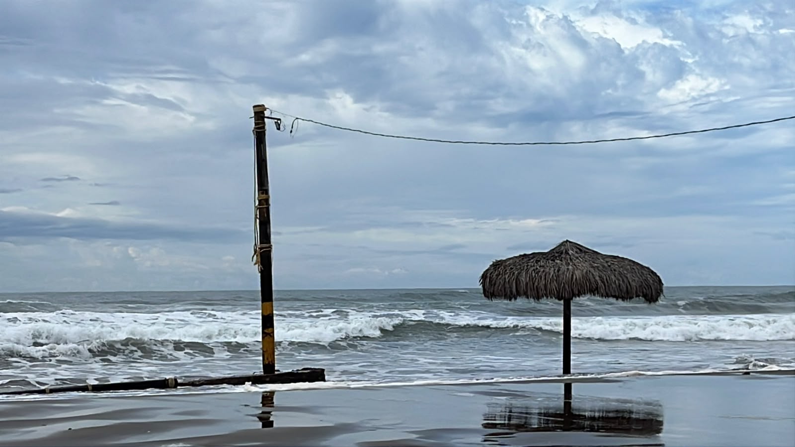 Fuertes marejadas inundan la playa de Las Glorias y alcanzan el bulevar Tiburón