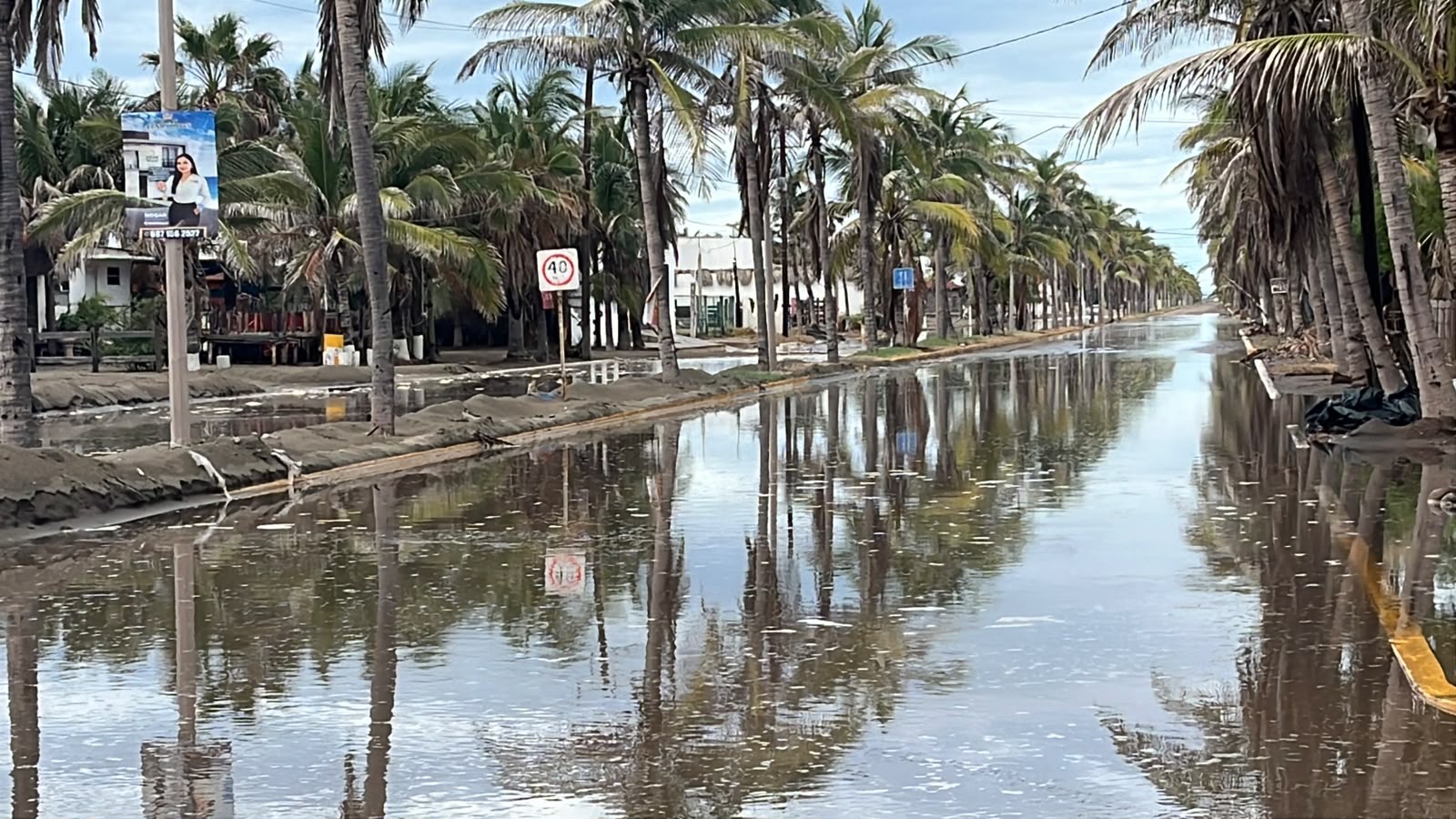 Fuertes marejadas inundan la playa de Las Glorias y alcanzan el bulevar Tiburón