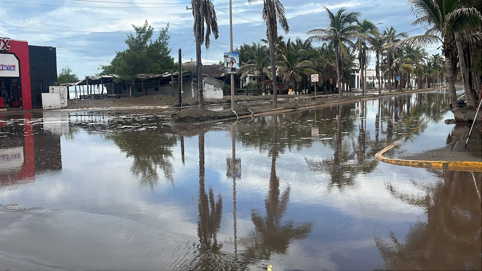 Fuertes marejadas inundan la playa de Las Glorias y alcanzan el bulevar Tiburón