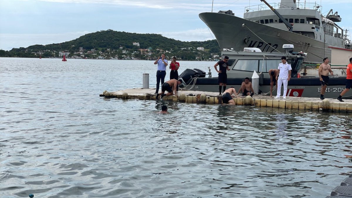 marina celebra 205 años de la armada con biatlon en mazatlan nado