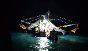 Barco camaronero presenta fallas en su motor y causa incendio; Marina acude al apoyo en inmediaciones de Eldorado, Sinaloa