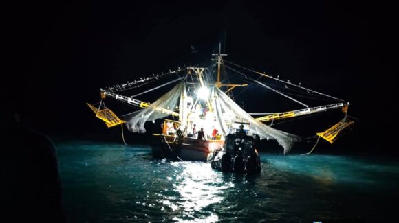 Barco camaronero presenta fallas en su motor y causa incendio; Marina acude al apoyo en inmediaciones de Eldorado, Sinaloa