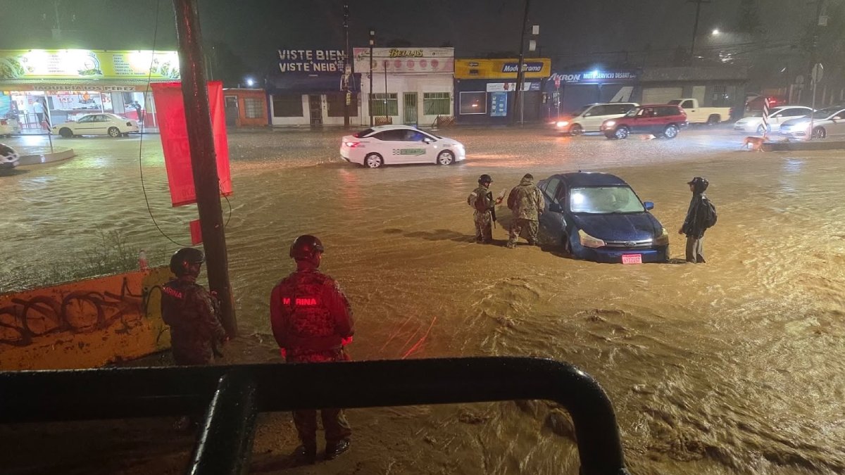 marina evacua en jalisco a personas y activa operativos de emergencia por huracanes calles