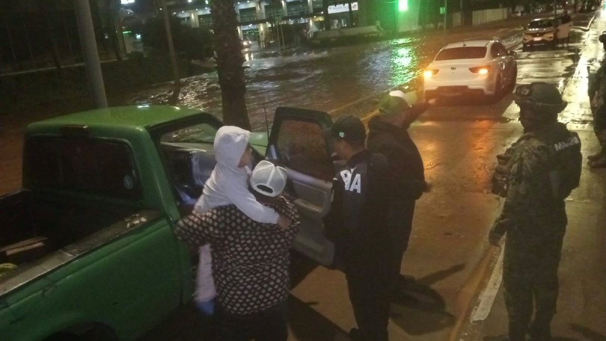 marina evacua en jalisco a personas y activa operativos de emergencia por huracanes menores