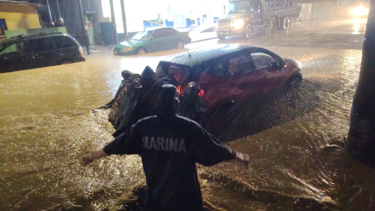 marina evacua en jalisco a personas y activa operativos de emergencia por huracanes