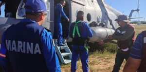 marina lleva ayuda por aire y mar a comunidades afectadas por polo