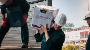 marina lleva ayuda por aire y mar a comunidades afectadas por polo carga