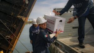 marina lleva ayuda por aire y mar a comunidades afectadas por polo mujer