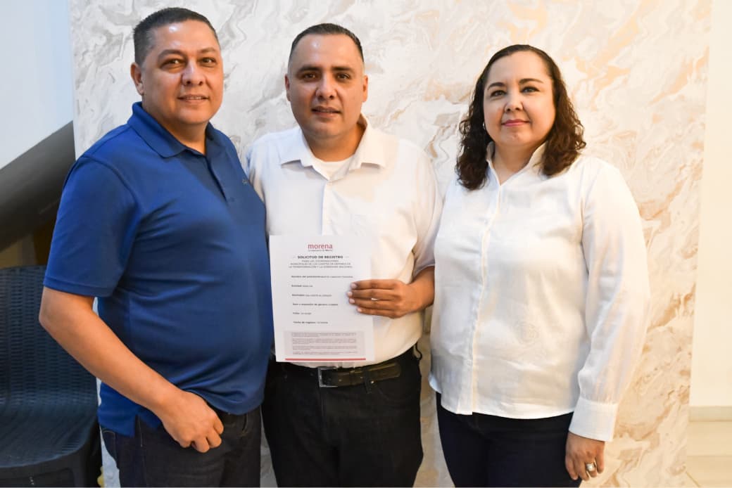 Martín Camacho Figueroa, aspirante a la Coordinación Municipal de Morena en Salvador Alvarado, junto a su familia
