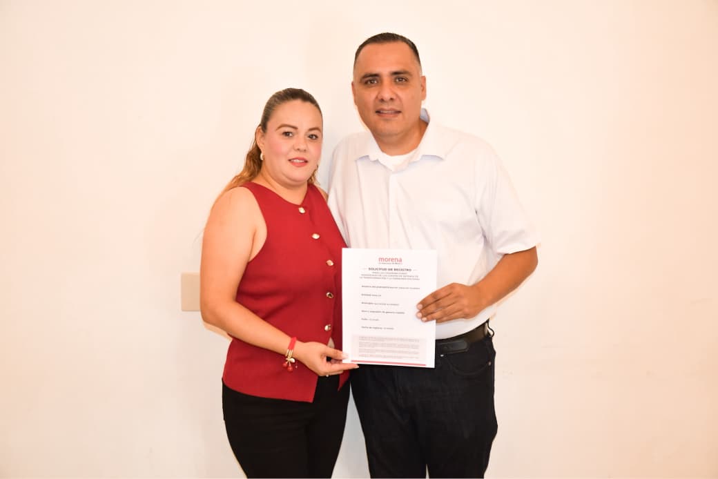 Martín Camacho Figueroa, aspirante a la Coordinación Municipal de Morena en Salvador Alvarado, junto a su familia