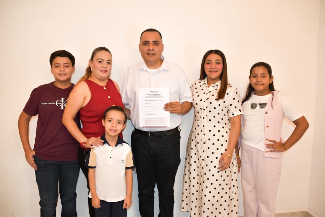 Martín Camacho Figueroa, aspirante a la Coordinación Municipal de Morena en Salvador Alvarado, junto a su familia