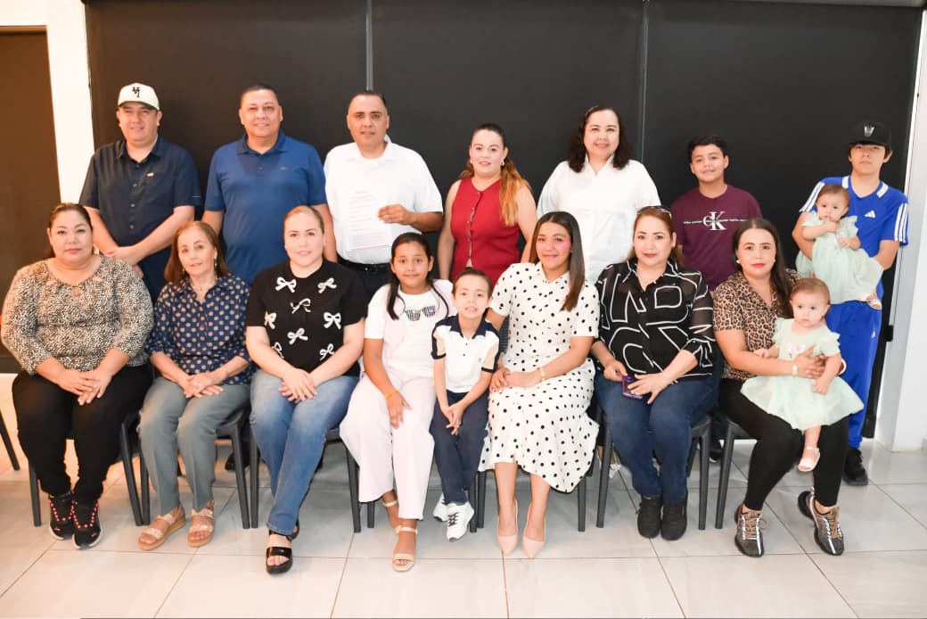 Martín Camacho Figueroa, aspirante a la Coordinación Municipal de Morena en Salvador Alvarado, junto a su familia